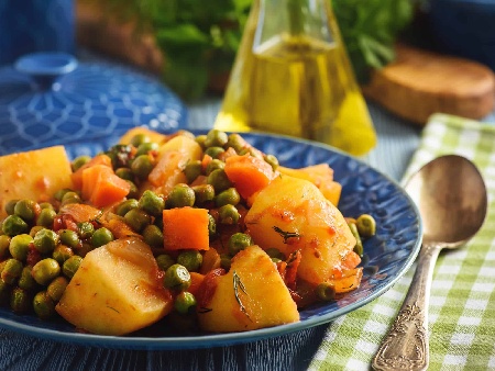 Гръцка яхния от грах с червен лук, домати, моркови и картофи - снимка на рецептата